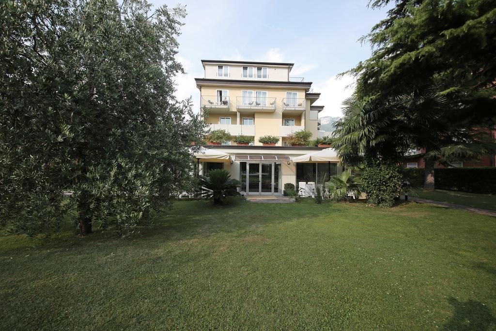 Hotel Villa Verde Torbole Sul Garda Bagian luar foto